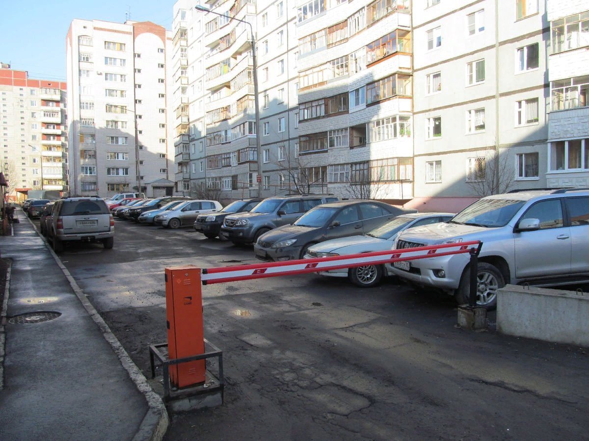 Снять парковку. Придомовая парковка. Парковка на прилегающей территории. Придомовые парковочные места. Обустроенная парковка во дворе.