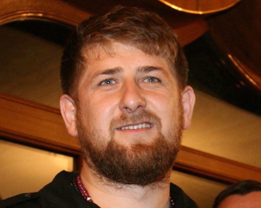 Рамзан кадыров в молодости. Кадыров молодой. Молодой рамзан ахматович. Пресс конференция рамзана кадырова. Рамзан кадыров в молодости.