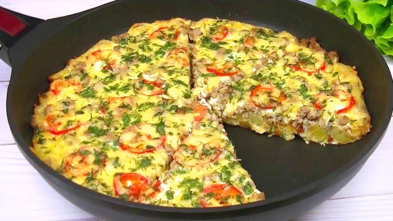 Картофельная запеканка с фаршем на сковороде. Запеканка на сковороде. Запеканка с фаршем на сковороде. Запеканка с фаршем и картошкой на сковороде. Запеканка из фарша и картофеля на сковороде.