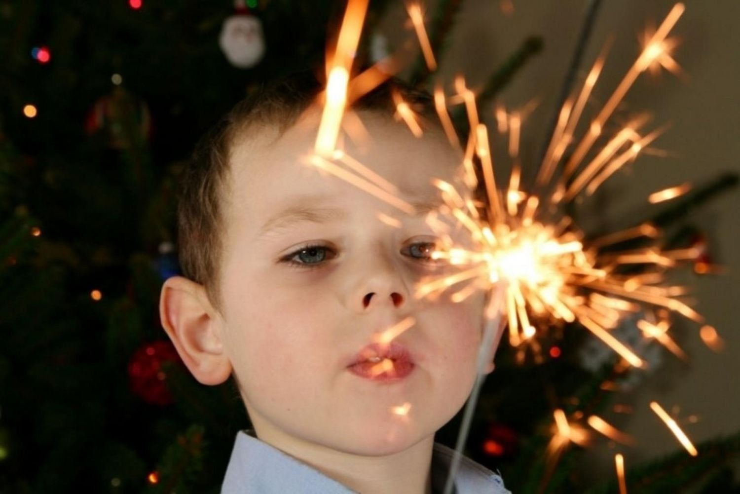 бенгальские огни. пиротехника опасность. фейерверк. дети с бенгальскими огнями. бенгальские огни "большие".