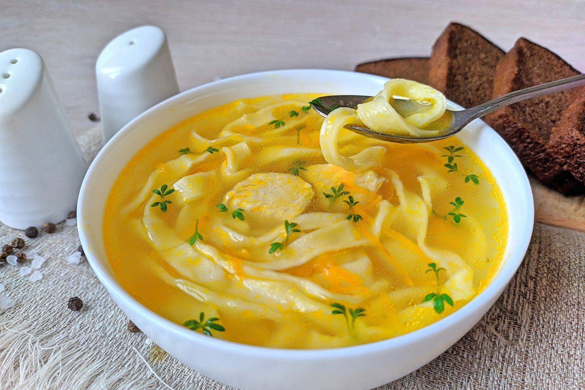 Суп бульон с лапшой. Лапшичный куриный суп. Куриный суп с лапшой. Суп лапша домашняя. Куриный суп с домашней лапшой.