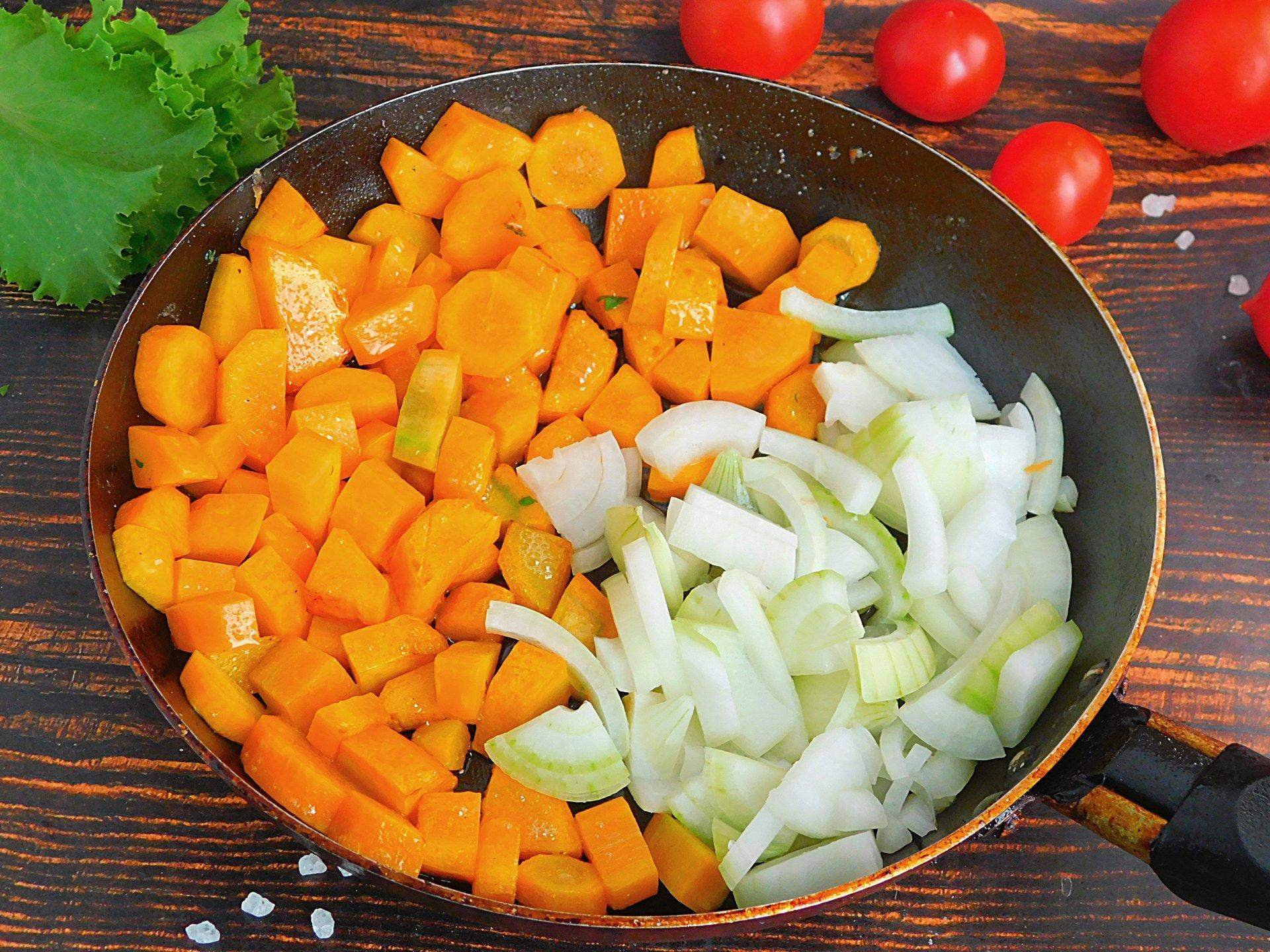 Вкусные овощи в мультиварке. Жареная репа. Поджарка лук морковь в мультиварке. Вкусные тушеные овощи на сковороде. Овощи в сливках репа.