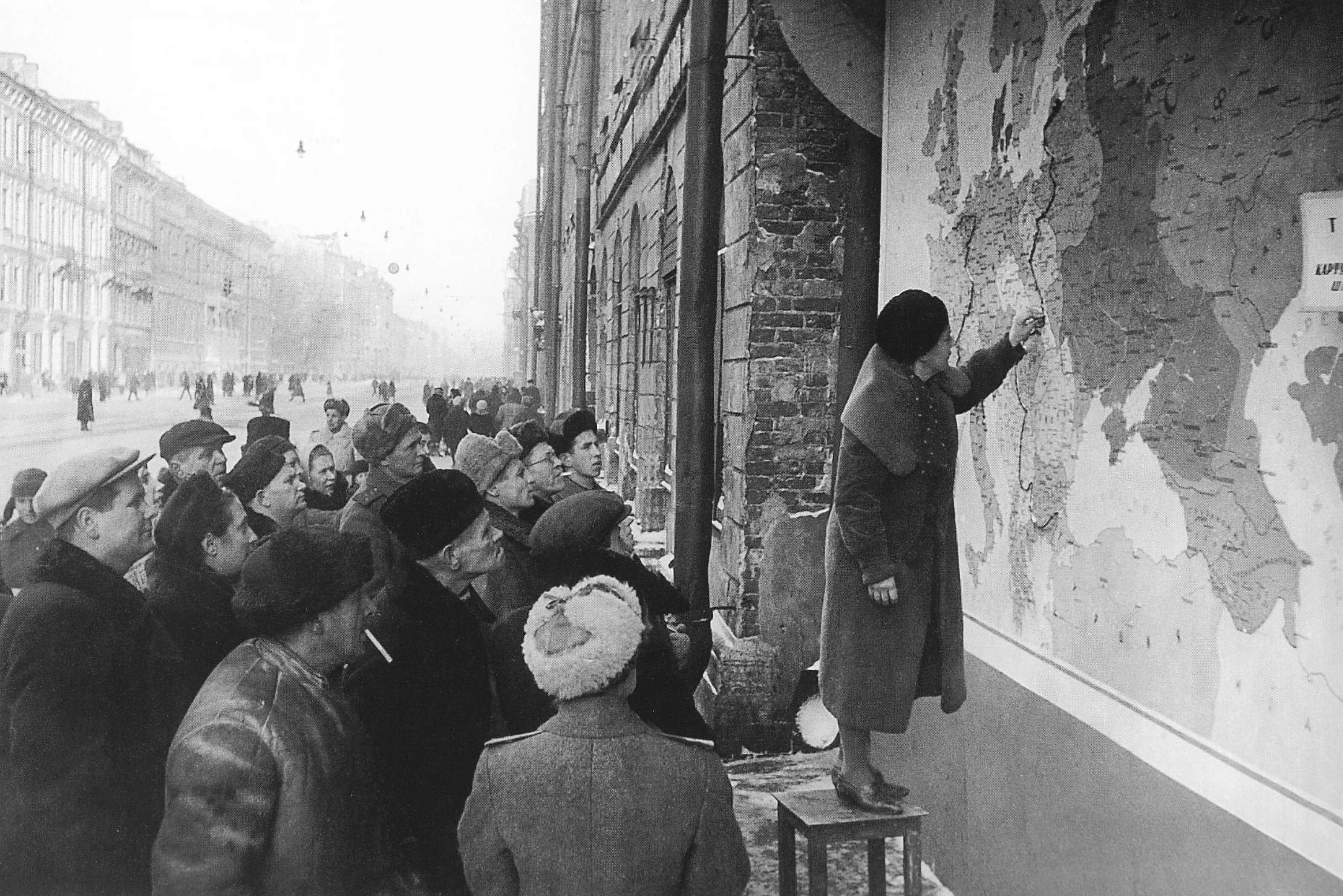 сколько людей проживает в ленинграде