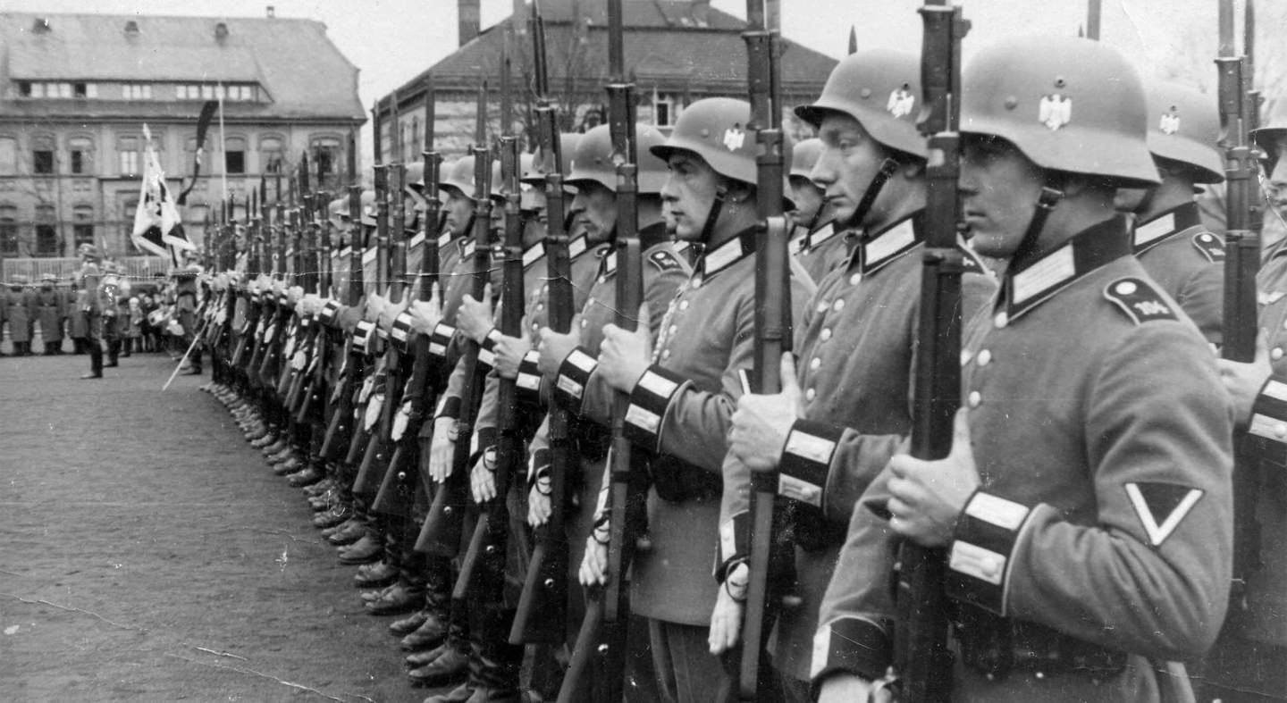В каком году немцы вошли. Третий Рейх солдаты вермахта. Марширующие солдаты третьего рейха. Немецкая армия Вермахт. 3 Рейх Вермахт.