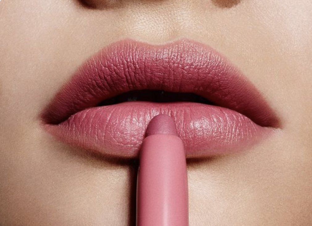 бледно розовая помада. губы нейтральны. губы человека фото.