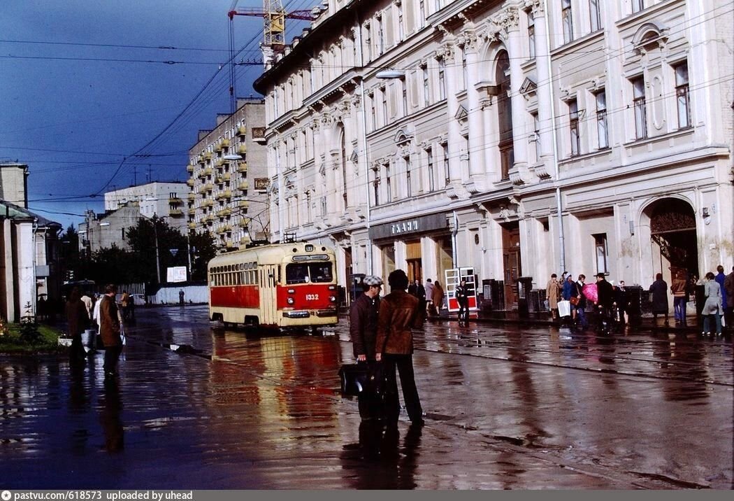 Какая сюжетная линия романа является сатирическим изображением москвы и быта москвичей 30 х годов