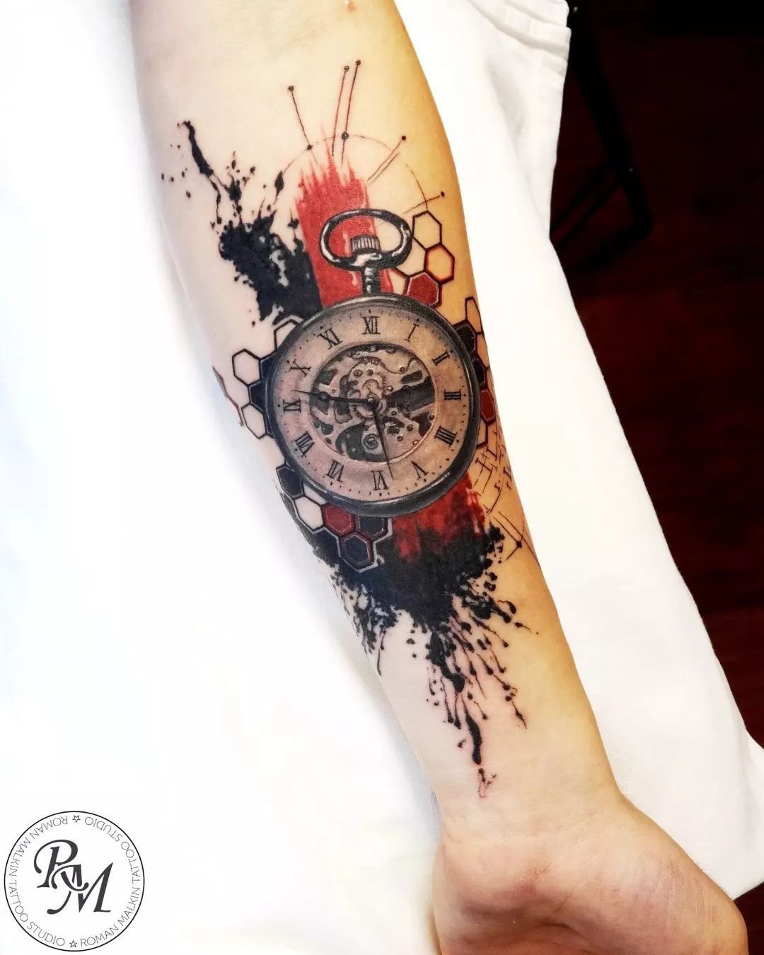 татуировка часы на руке значение