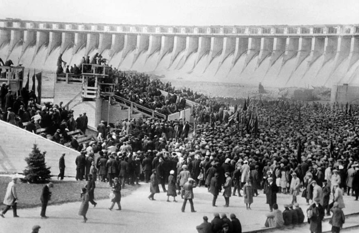 10 Октября 1932 торжественно открыта ДНЕПРОГЭС