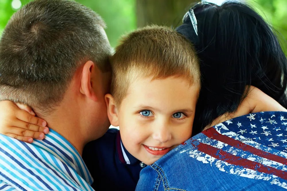 Приемный ребенок в семье. Семья с усыновленными детьми. Приемные родители. Приемные дети. Международное усыновление.