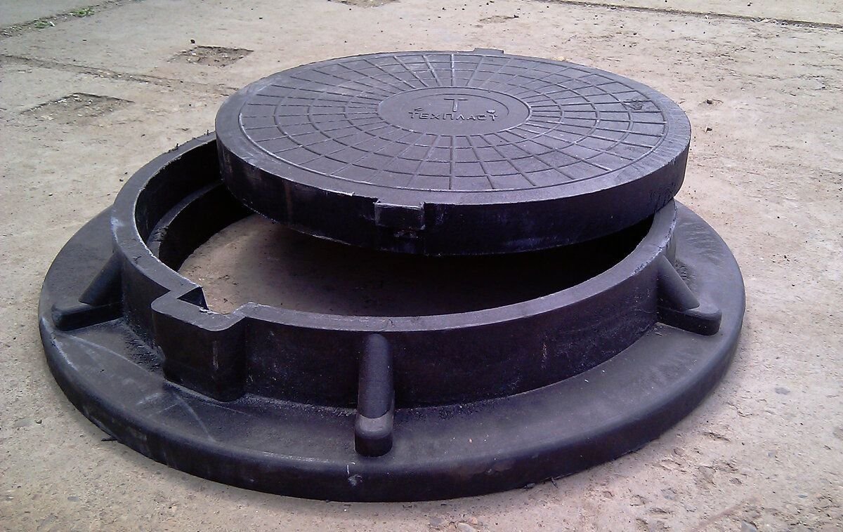 Полимерно-композитный люк для колодца: чем он лучше/хуже чугунного ...