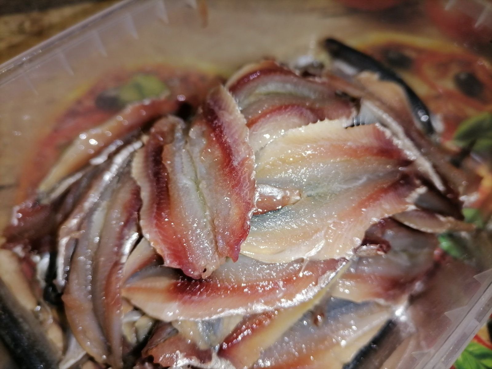 Рецепт маринованной рыбы в домашних условиях. Килька малосольная. Малосеьеная рыбка маленькая. Рыба килька соленая. Килька маринованная.