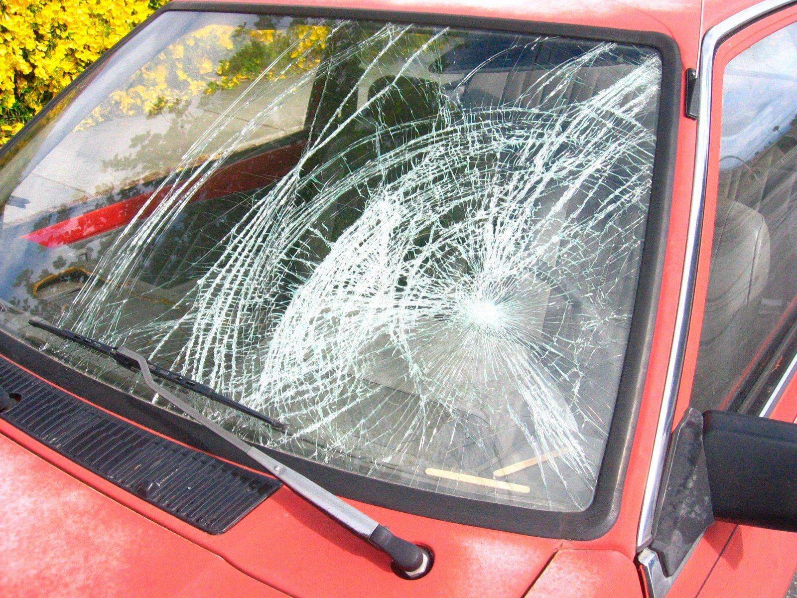 Почему лобовое стекло трескается, а заднее рассыпается? | Автомахинатор ...