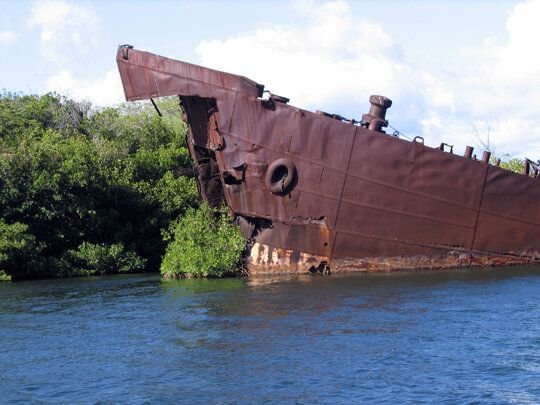 Отсутствуют носовые двери в носовой части LST-480, затонул во время взрывов 21 мая в Западном Лохе, Перл-Харбор. (Х. Ван Тилбург NOAA ONMS)