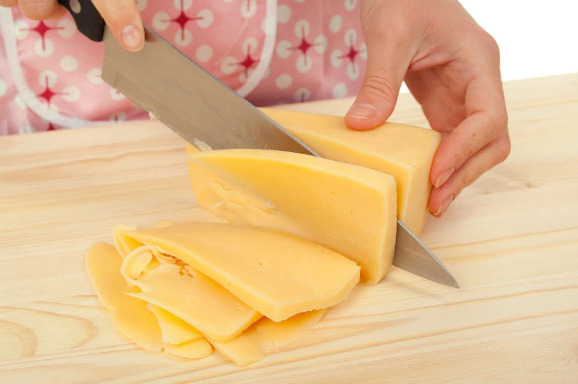 Кидают сыр. Сыр порезанный. Ломтик сыра. Резать сыр. Нарезание сыра.