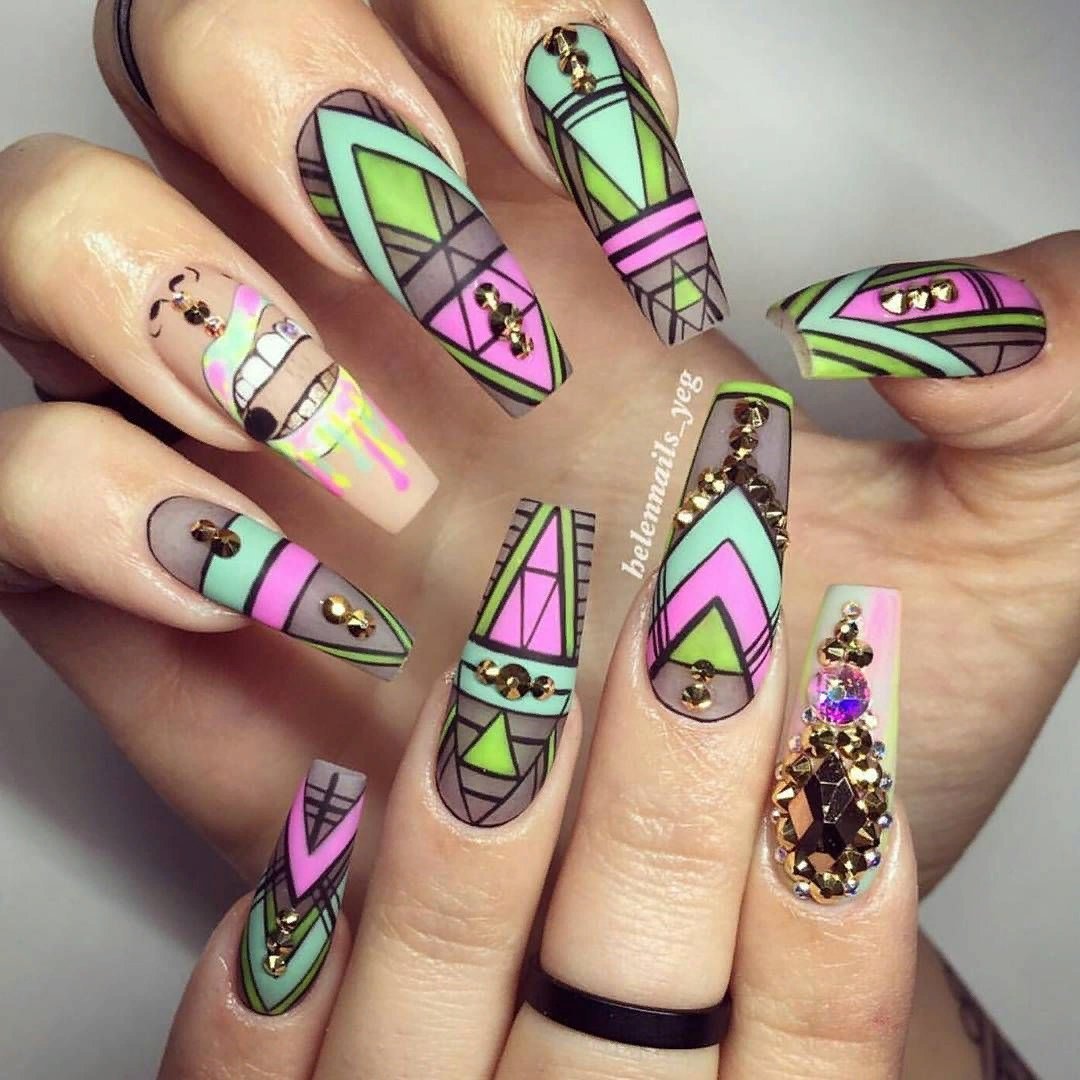Необычная геометрия на ногтях