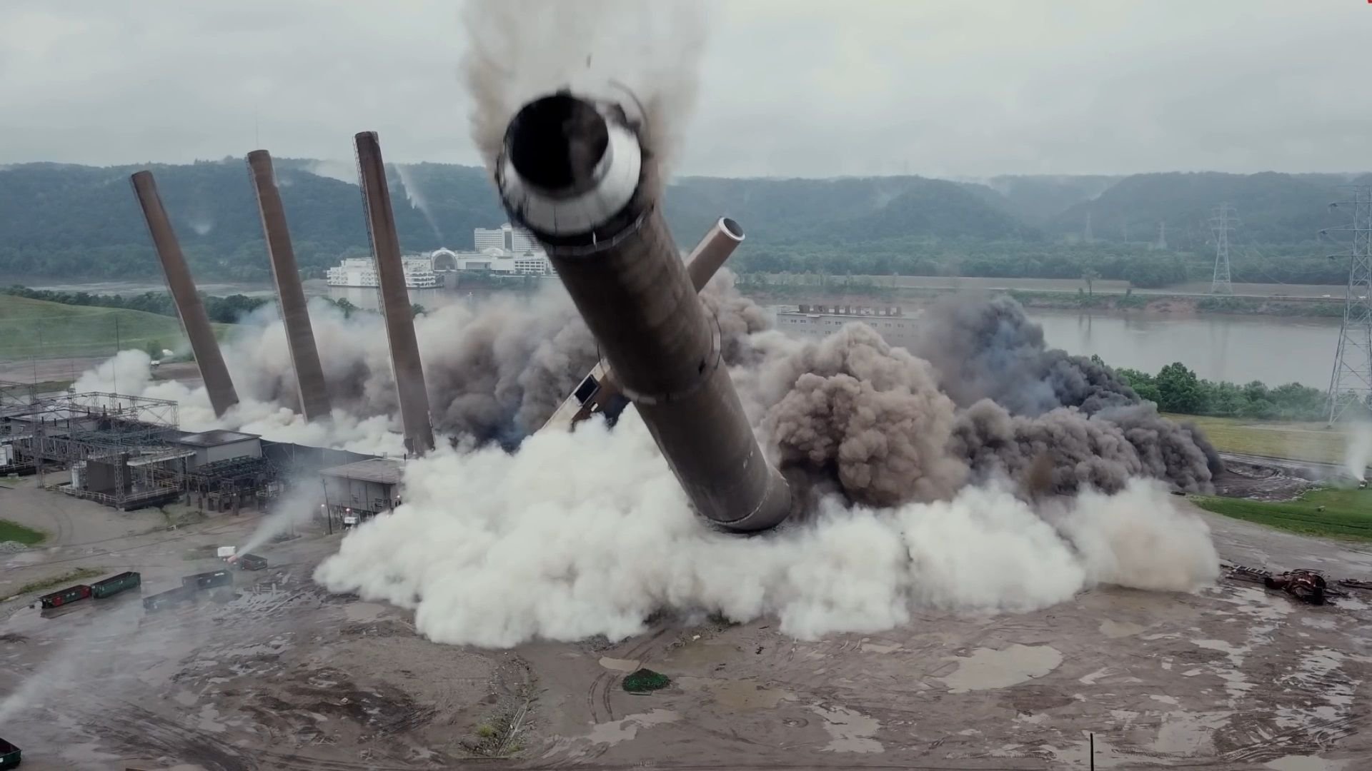 Падение трубы. Труба котельной разрушение. Миллерово труба тэц. Падение дымовой трубы. Падение трубы.