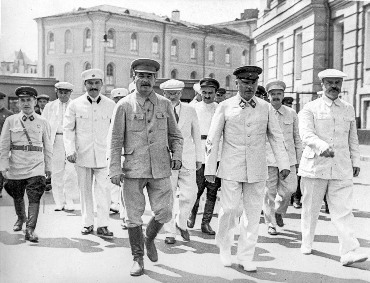 Сталин на параде. Сталин 1936. Сталин гуляет. Сталин на улице 1936.