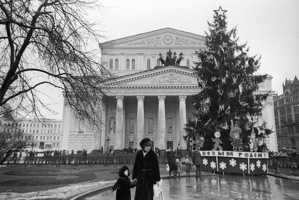 Новый год 1990. Большой театр зима сквер СССР. Большой театр 1990 год. Большой театр в Ленинграде СССР В годы. Большой театр 1980.