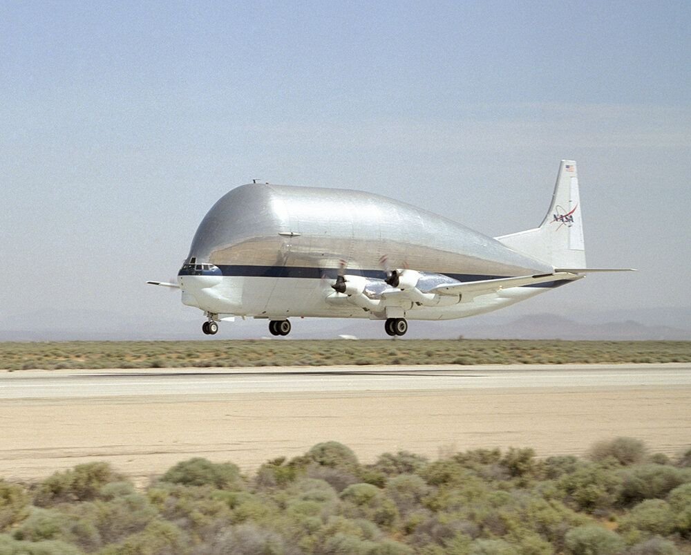 Самый выпускаемый самолет. Aero Spacelines super Guppy транспортный самолёт. Boeing 377 super Guppy. Pregnant Guppy самолет. Супер гуппи NASA самолёт.