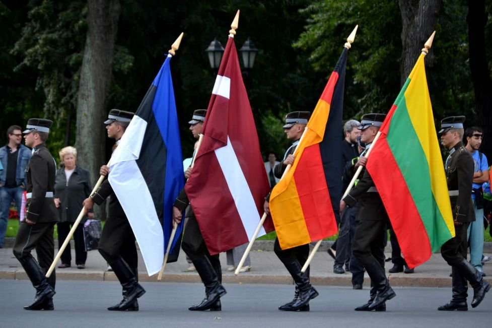 Нато латвия эстония. Прибалтика Латвия Литва Эстония. Флаги Литвы, Латвии, Эстонии и НАТО. Латвия Литва Эстония в НАТО. Русские Республики в Прибалтике.