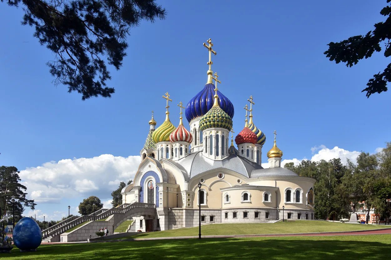 Стол в алтаре православного храма