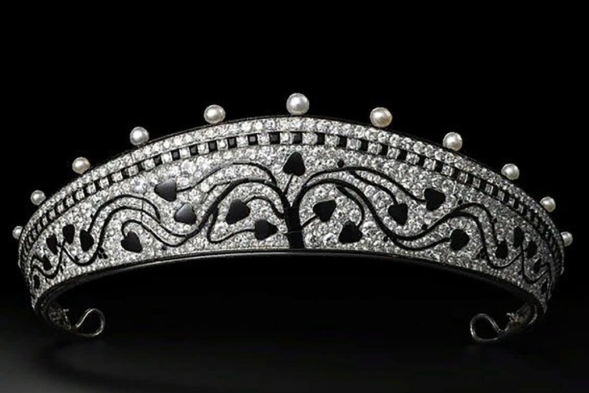 Тиара зинаиды юсуповой картье. Тиара с изумрудами королевы елизаветы 2. Диадемы картье. Бриллиантовая тиара картье. Диадемы картье.