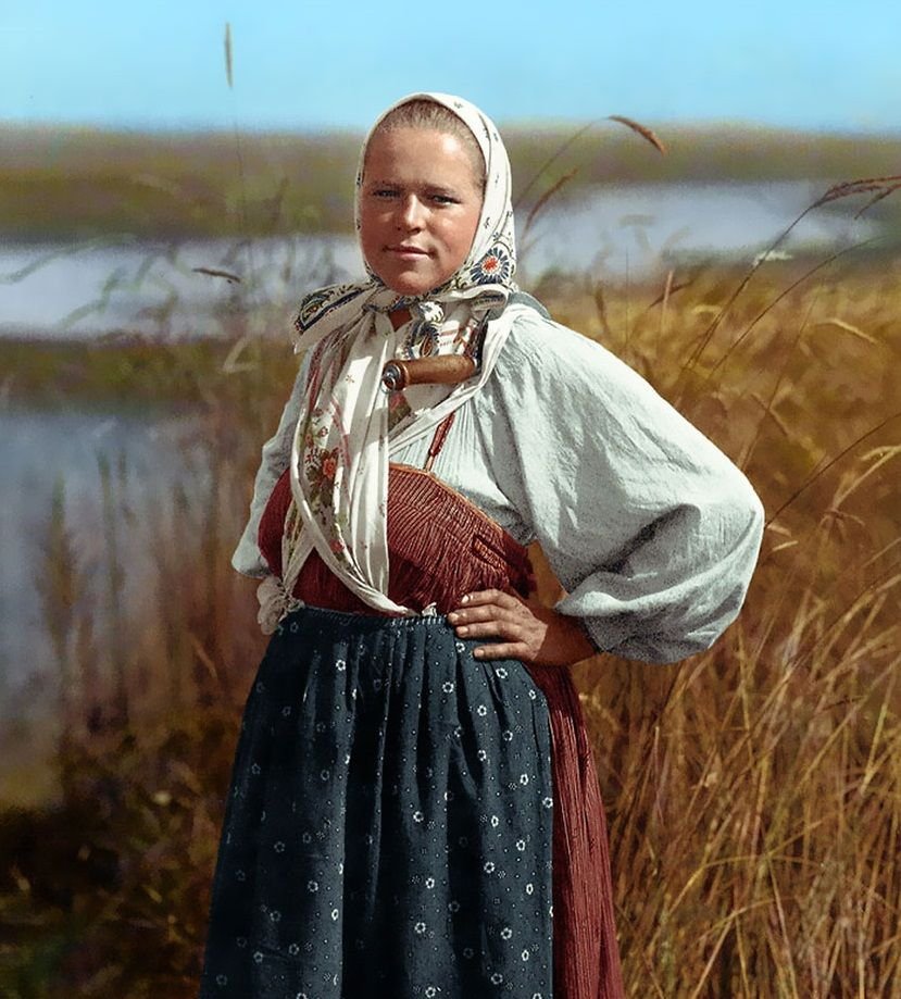 ксюша егорова фотомодель барышня крестьянка. ксюша егорова модель крестьянка. девочка колхозница руки. девушка в поле. женщина в деревне.