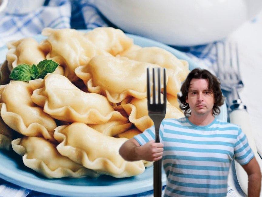 человек пельмень. мужик есть пельмени. мужчина готовит пельмени. мужик есть пельмени. кушать пельмени.