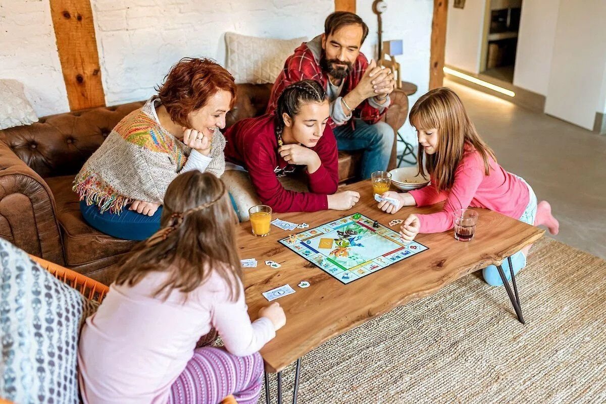 Интерактивная семейная игра. Семья играет в настольные игры. Настольная игра «о семье». Семья в доме за настольными играми. Семейный вечер.