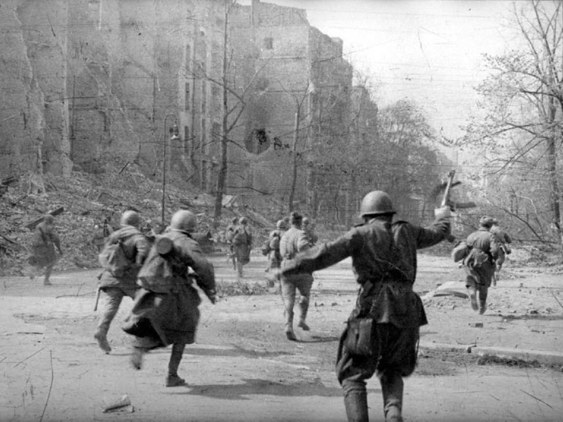 Бой под берлином. Уличный бой 1945 года Берлин. Солдаты в Берлине 1945.
