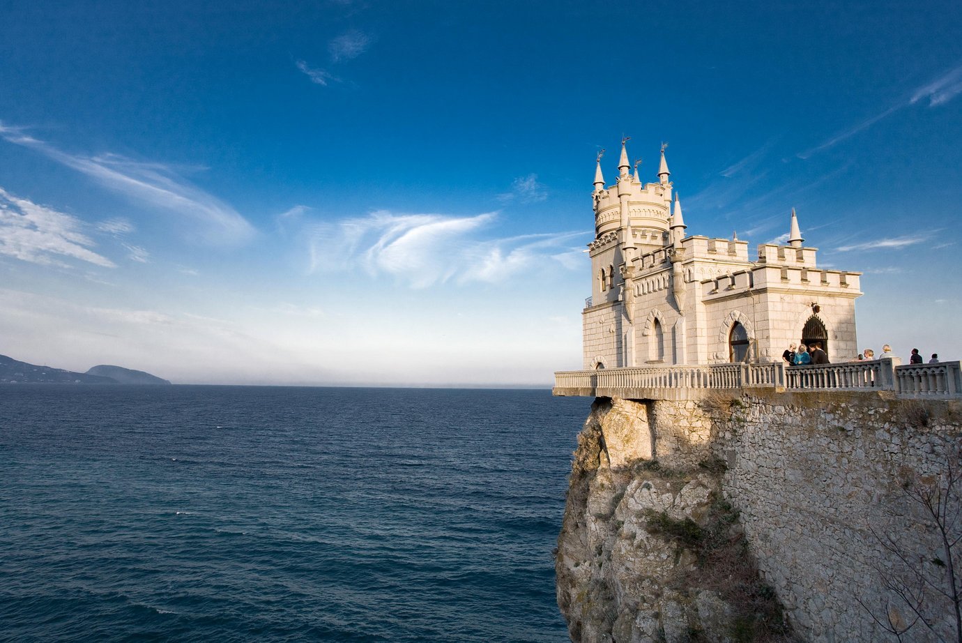 Crimea k. Ласточкино гнездо Адлер. Весна в Крыму Ласточкино гнездо. Ласточкино гнездо панорама. Ласточкино гнездо вид с моря.