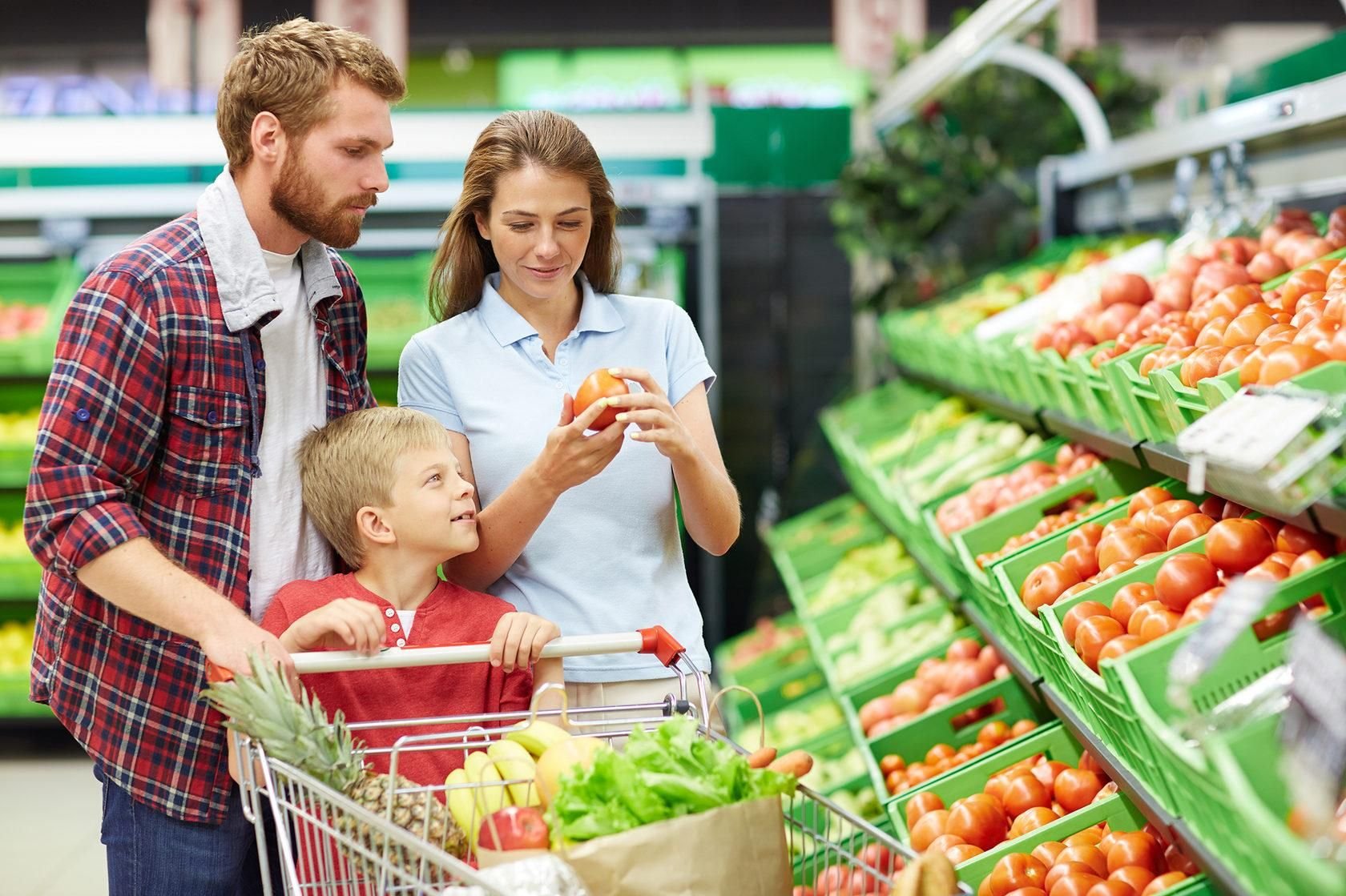 Семья с продуктами