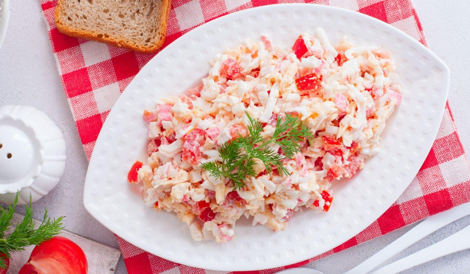 Салат с крабовыми палочками и помидорами и сыром и яйцом и чесноком рецепт с фото