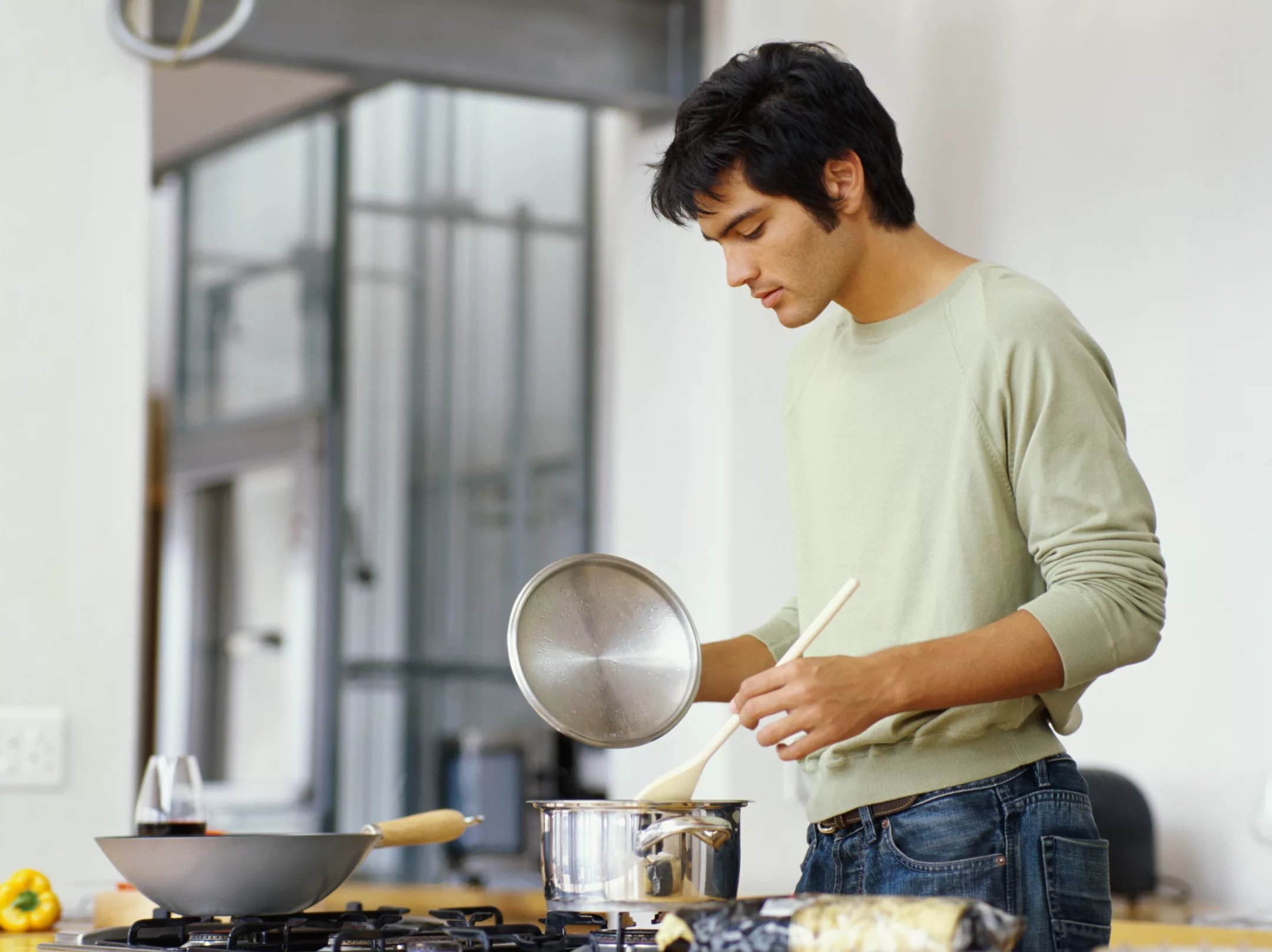 Woman need man. Мужчина готовит. Мужчина у плиты. Готовим завтрак. Человек готовит.