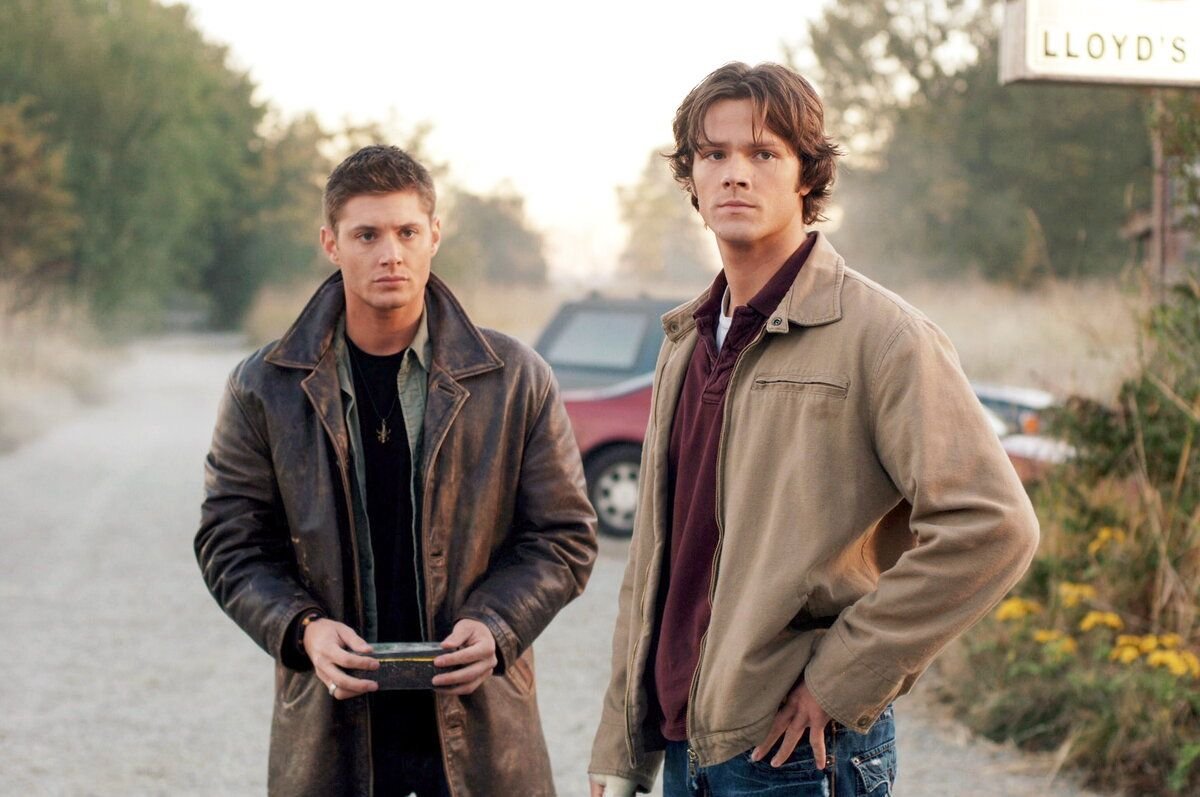 Легко под 2. Дин и Сэм Винчестеры. Supernatural сверхъестественное Dean Sam Winchester. Дин Винчестер сверхъестественное 1 сезон. Сэм и Дин Винчестеры 1 сезон.