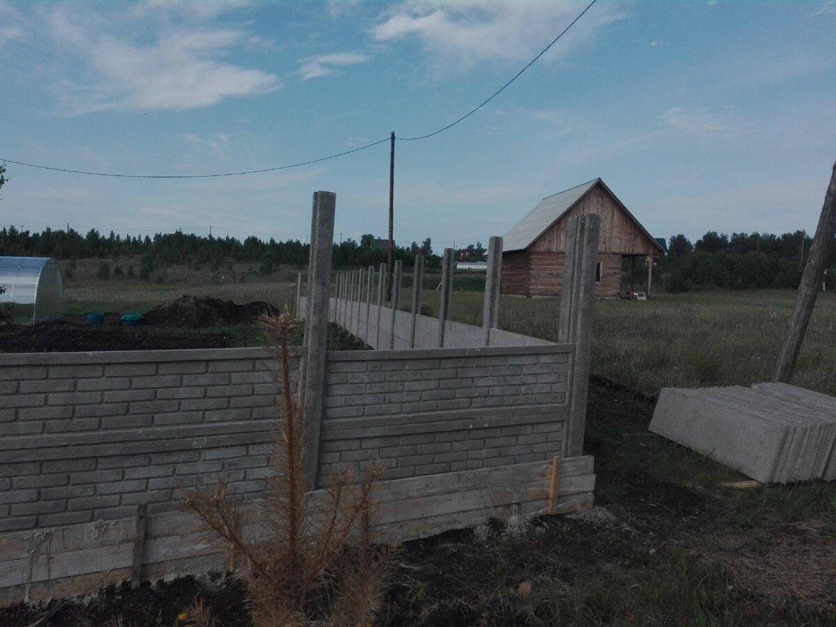 Всегда ставьте забор лицевой стороной к соседу объясняю почему