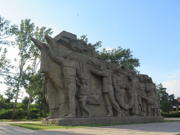 Где находится памятник ансамбль. Грандиозный памятник-ансамбль «героям Сталинградской битвы».. Селенгинская 16 на Мамаев Курган. Сегодня на Мамаев Курган караул. Немецкое кладбище в Волгограде на Мамаевом Кургане.