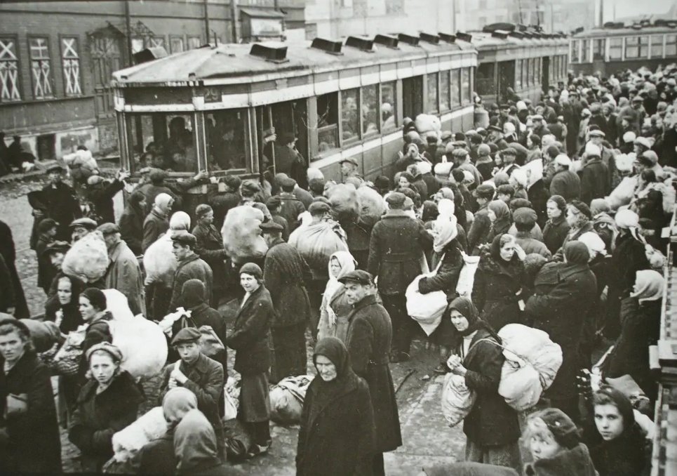 Жители блокадного ленинграда. Эвакуация населения из Ленинграда 1941. Эвакуация детей в Ленинград в 1941 году. Эвакуация населения блокадного Ленинграда. Эвакуация из блокадного Ленинграда 1942.