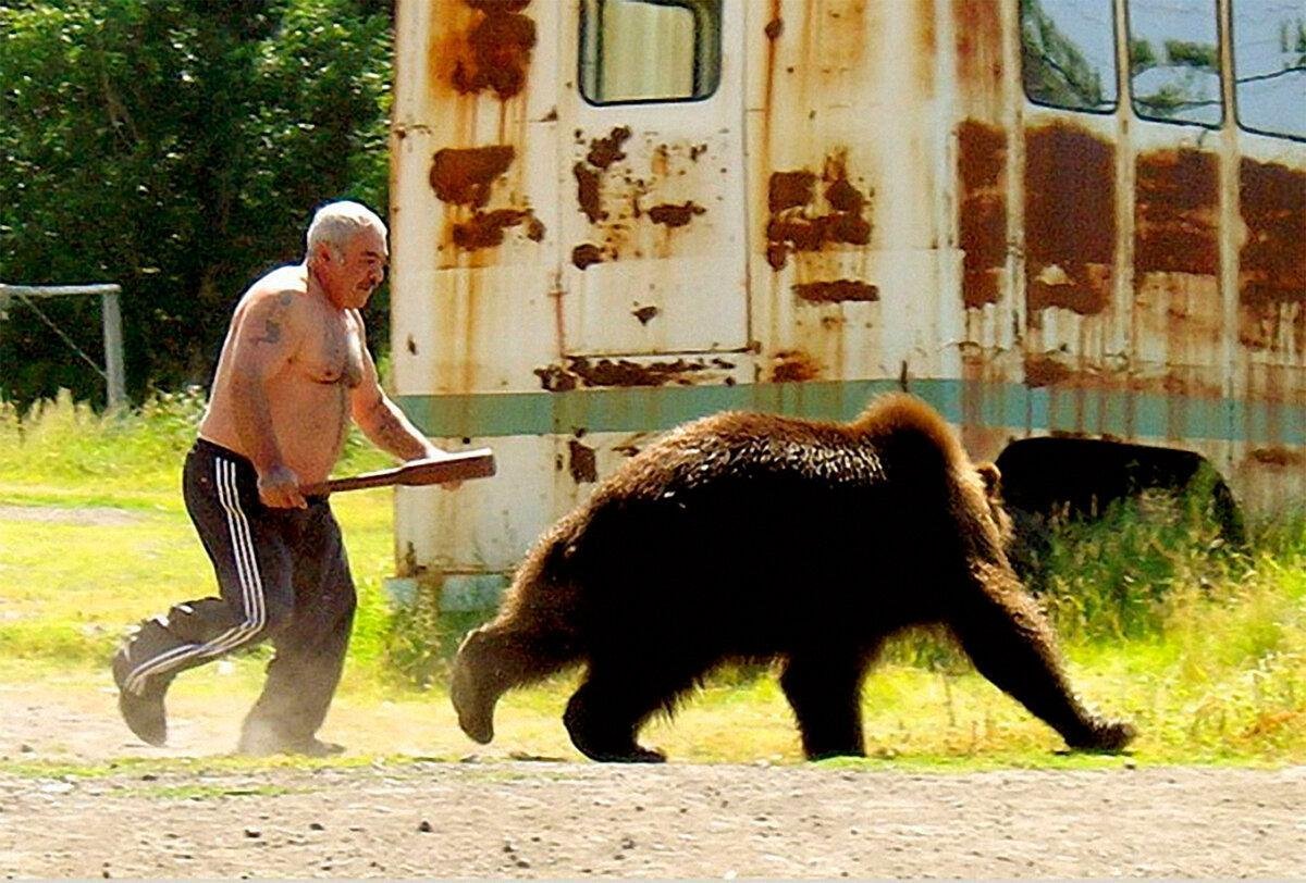 Мужик гонится за медведем