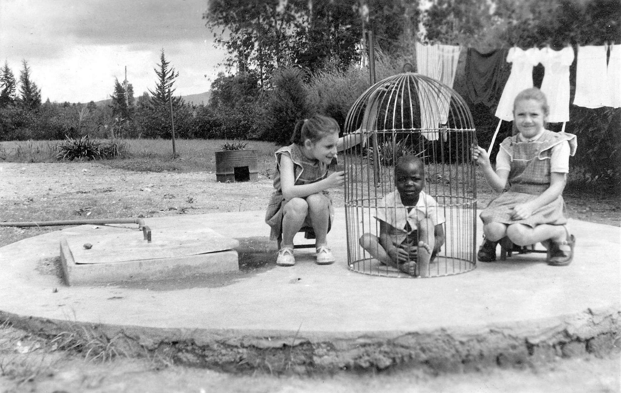 Мальчик в зоопарке. Человеческий зоопарк в Бельгии 1958. Бельгия 1955 человеческий зоопарк. Человеческом зоопарке. Бельгия. 1958 Г.. Бельгия человеческий зоопарк 1958 в Брюсселе.