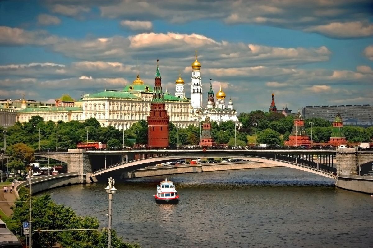 Через москву. Московский Кремль с Патриаршего моста. Московский Кремль вид с Патриаршего моста. Вид на Кремль с Патриаршего моста. Вид на Кремль с Москва реки.