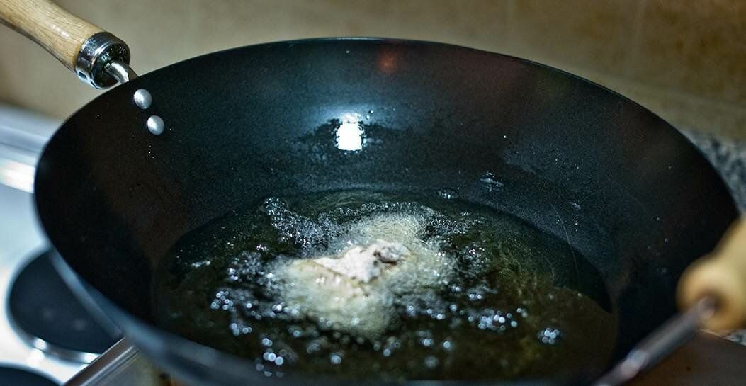 Сковородка с маслом. Как сделать чтобы масло не брызгало. Сковородка в раскаленном песке. Прокаливать сковороды маслом и солью. Подсолнечное масло на сковороде.