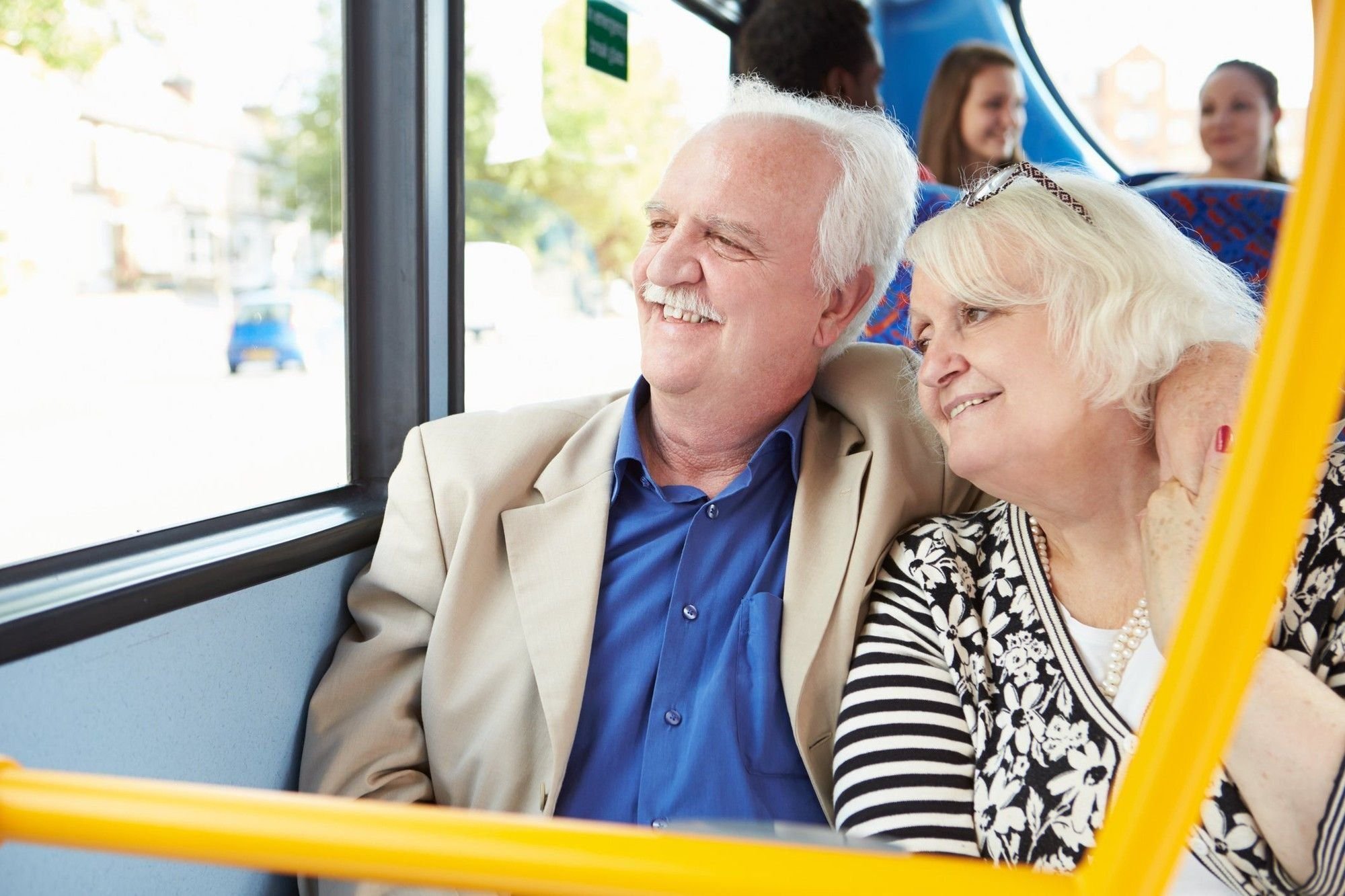 Пожилые люди в общественном транспорте