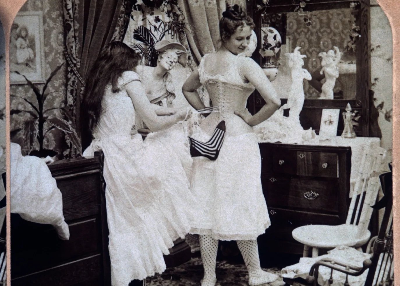 Девушки в корсетах 19 века