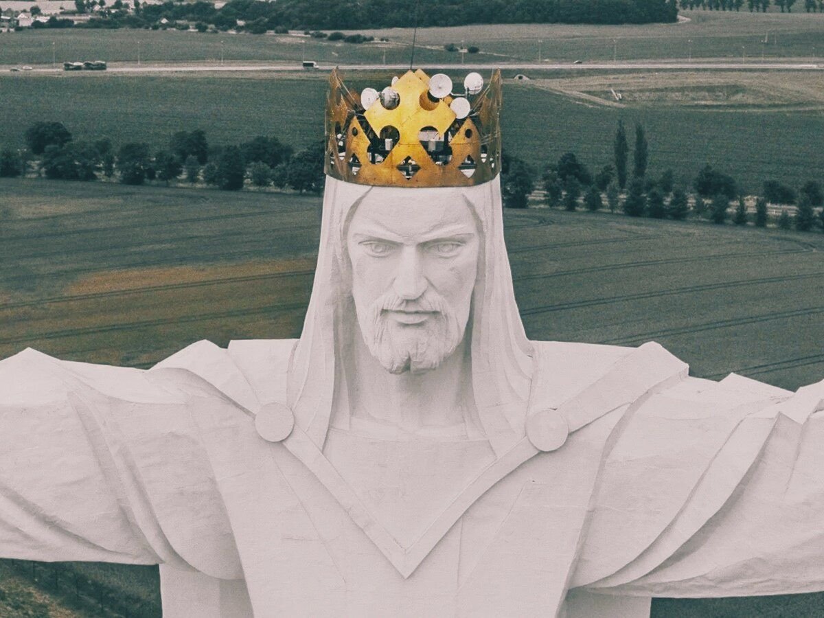 Статуя христа царя в польше