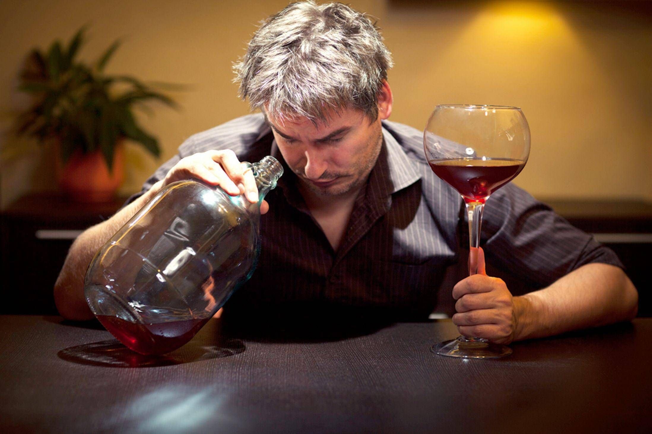 Мужчина постоянно пьет. Пьющий мужчина. Человек с вином. Мужчина с вином. Люди пьют вино.