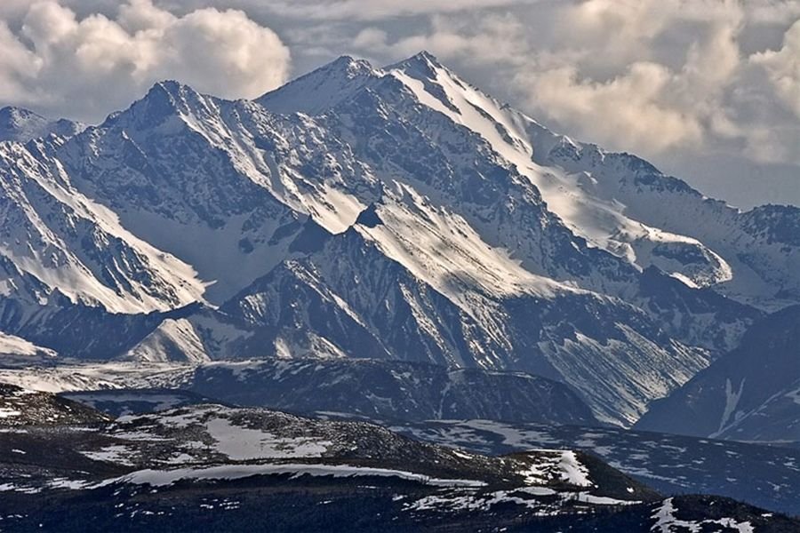Высочайшая вершина восточной сибири. Саяны Мунку Сардык. Гора Мунку Сардык. Мунку Сардык вершина. Саяны гора Мунку-Сардык.
