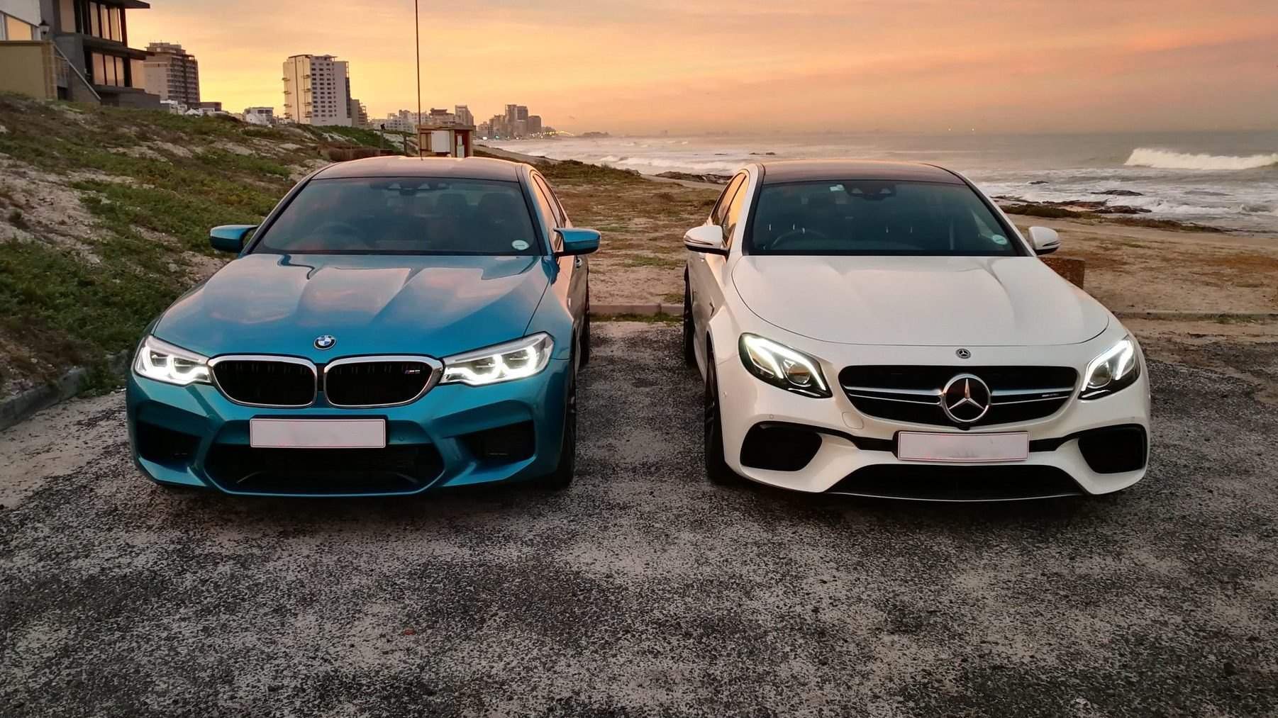 Что лучше 5 или 6. Mercedes m5 f90. BMW vs Mercedes 2022. BMW m5 vs Mercedes e63. БМВ АМГ м5.