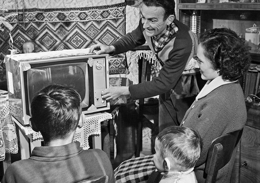Было 12 телевизоров. Быт советских людей. Быт советского человека в 1960. Телевидение в послевоенные годы. Телевизоры в послевоенный период.
