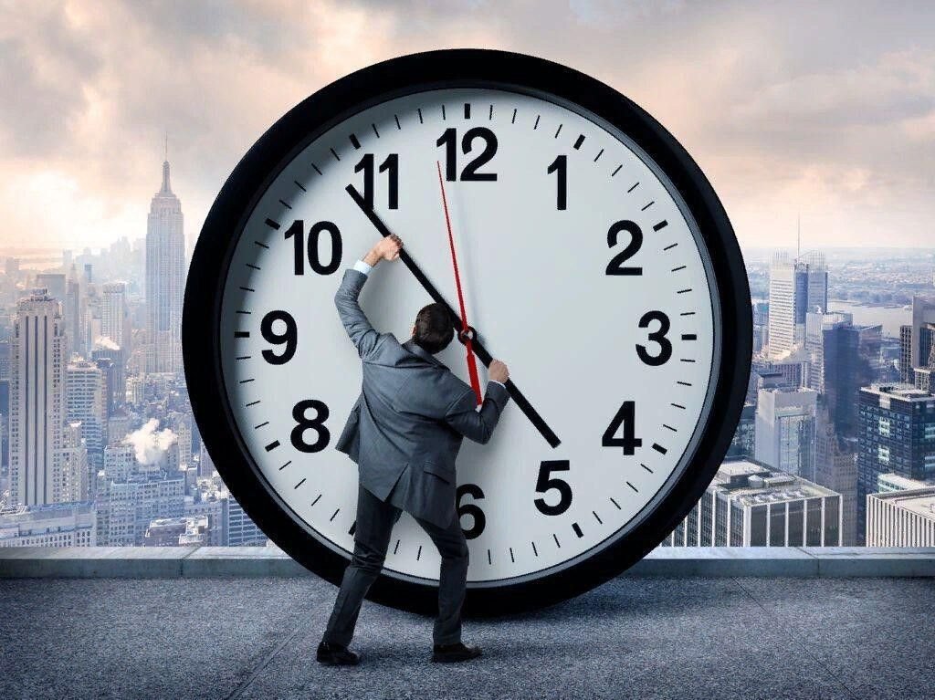 Много времени кроме того. Человек часы. Человек с часами. Часы жизни. Время.